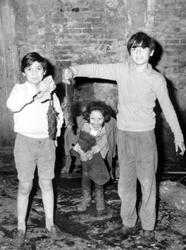 Napoli. Gennaio 1969 - Bambini giocano con ratti morti