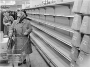 Roma, Novembre 1973 - Scaffali vuoti nei supermercati