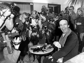 Roma, Agosto 1996 - Roberto Benigni tra i fotografi