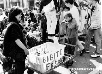 Roma, Maggio 1996 - Bambino vende bibite alla manifestazione del primo Maggio