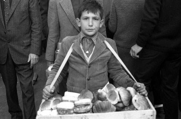 Roma, 1965 - Bambino che lavora vendendo cornetti