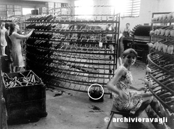 Prato, Luglio 1968 - Industria tessile, donne al telaio. Nella foto borsa con una bottiglia d'acqua