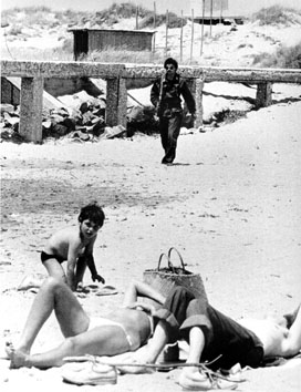 Castel Porziano (Roma), Luglio 1972 Sicurezza  armati sulla spiaggia di Castel Porziano