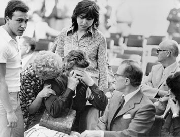 Roma, Maggio 1977 - Processo Borghese, signora Berti piange con signora Saccucci