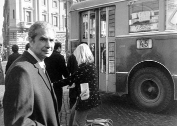 Roma, Gennaio 1974 - Aldo Moro alla fermata dell'autobus