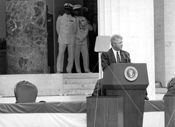 Nettuno (Roma), Giugno 1994 - Presidente americano Bill Clinton in visita al cimitero militare americano