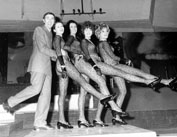 Roma, Gennaio 1969 - Pippo Baudo con ballerine alla discoteca Piper