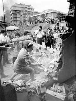 Roma, Novembre 1969 - Donna abbatte la propria baracca per assegnazione nuova casa