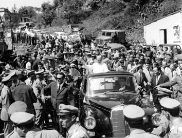 Roma, Settembre 1966 Papa Paolo VI visita gli alluvionati di Prima Porta Labaro