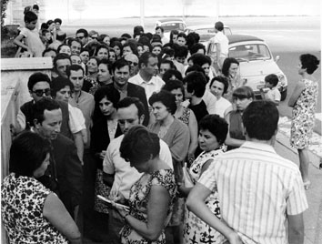 Roma, Settembre 1979 - File per iscrizioni a scuole materne