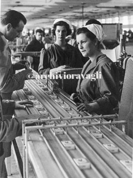 Chiaravalle (Ancona), Gennaio 1965 - Donne in fabbrica manifattura tabacco