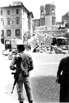 Roma, Agosto 1980 - Carabiniere armato a Piazza di Spagna