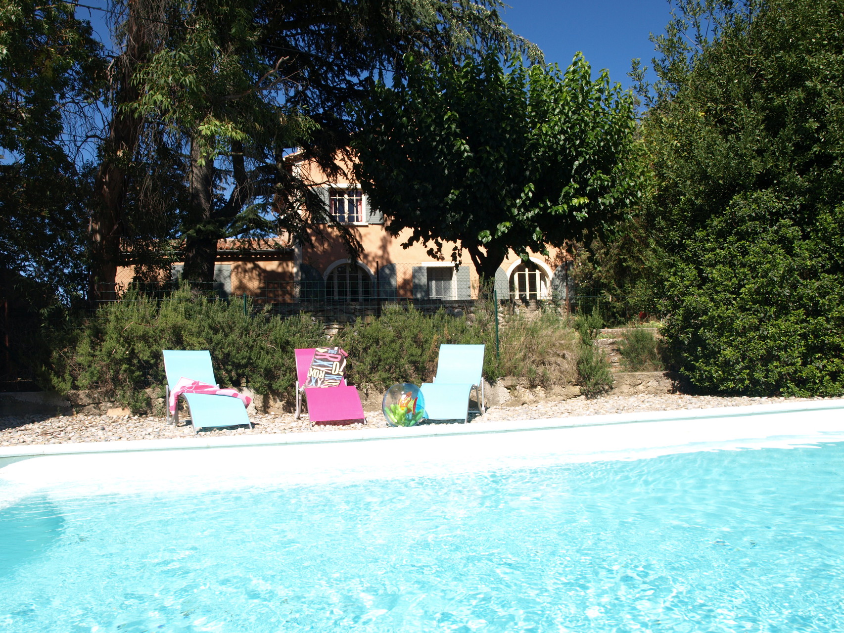 A quelques pas de la terrasse, la piscine est pour vous!