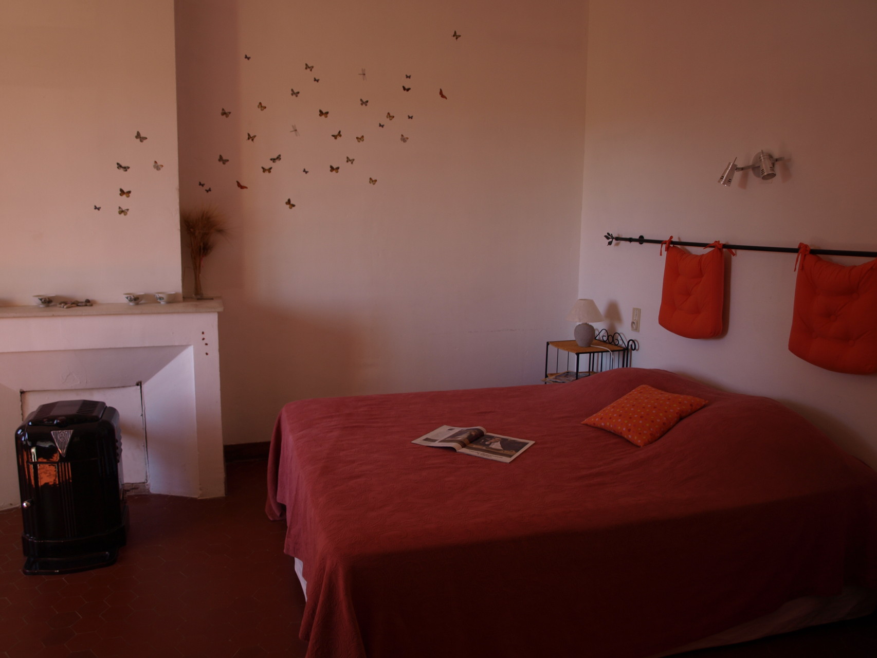 Une envolée de papillons dans la chambre orange