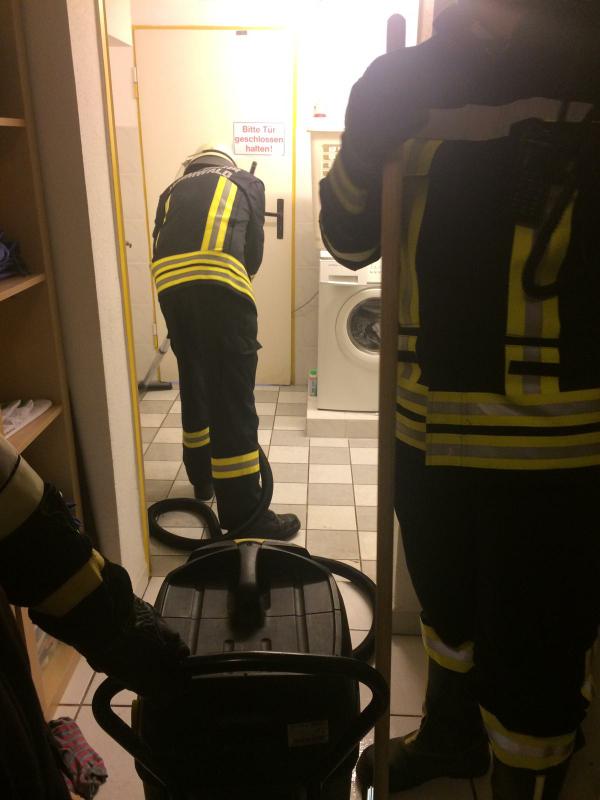 Feuerwehr beim Wasserabsaugen