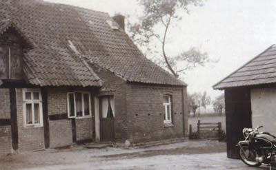 Die rechte Haushälfte mit dem später errichteten Anbau um 1960.