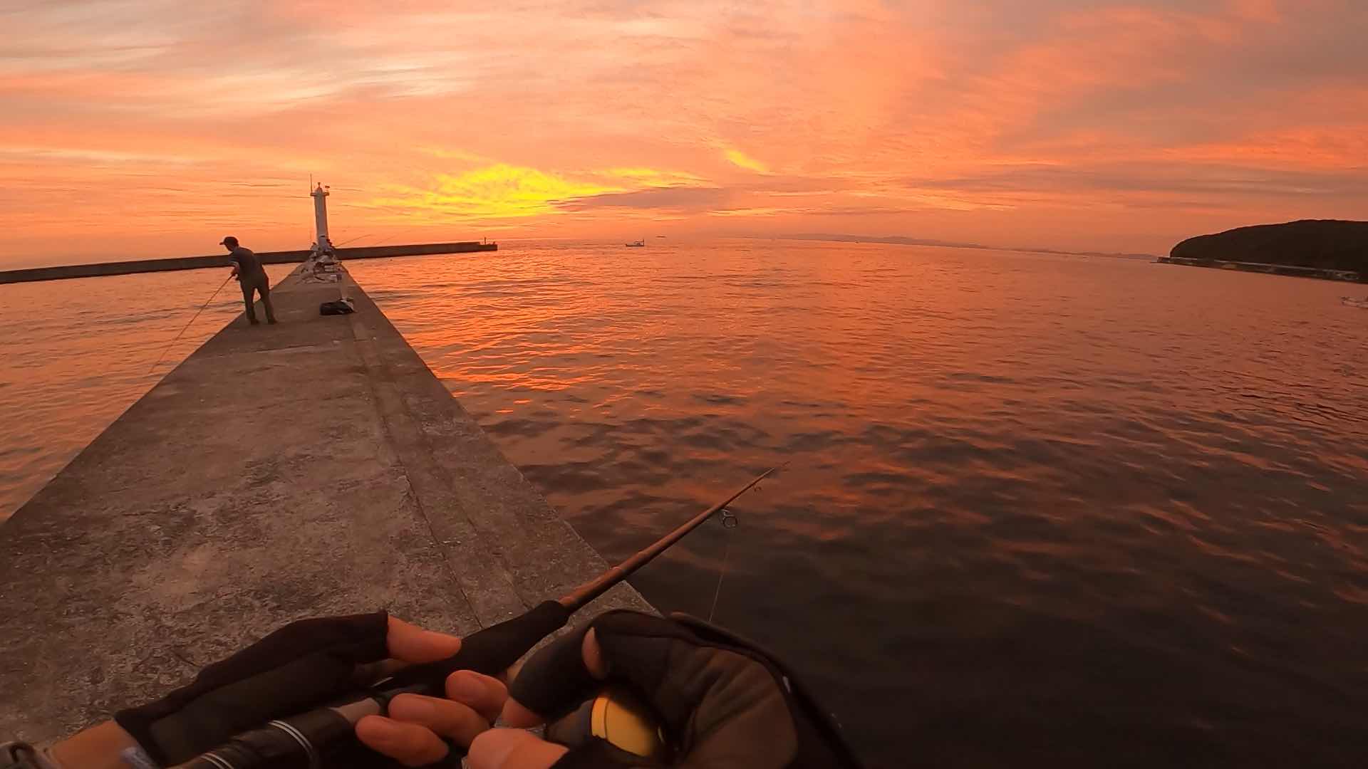 淡路島 洲本港白灯台の釣り ショアジギングで大サバ