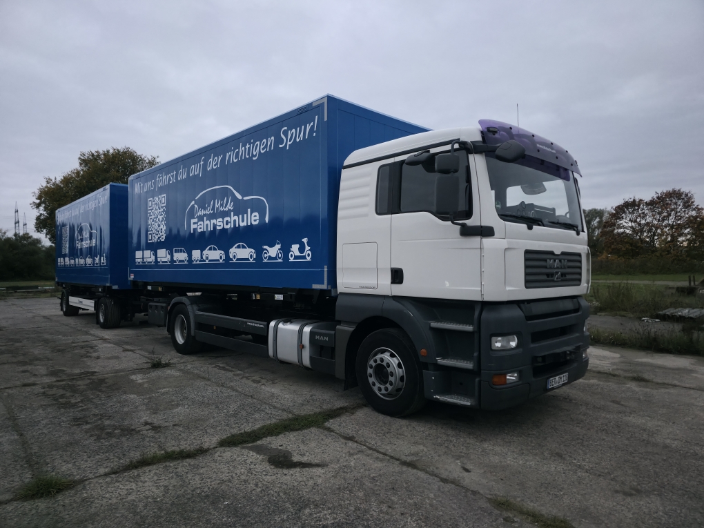 Ab November geht es bei uns los. Ihr wollt eure berufliche Perspektiven erweitern dann werdet "Könige der Straße " LKW-Fahrer ein Job mit Perspektive. Zögert nicht und kontaktiert uns. Wir bilden in den Klassen C, CE und C1, C1E aus.  