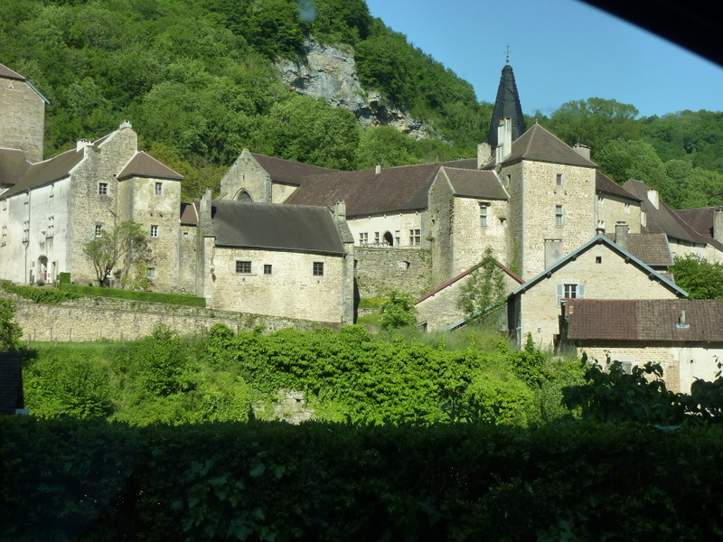 Charmant village, au fond d'une reculée.