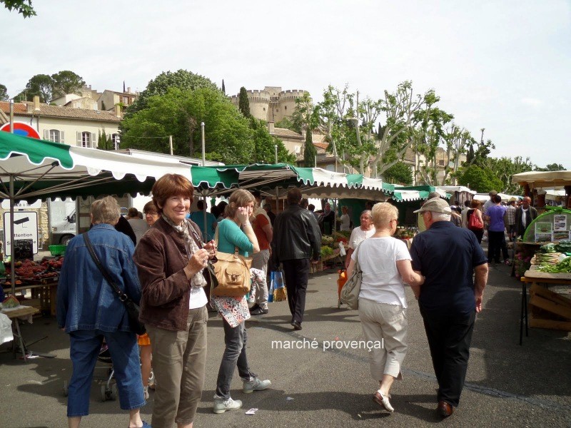 Son marché provençal...