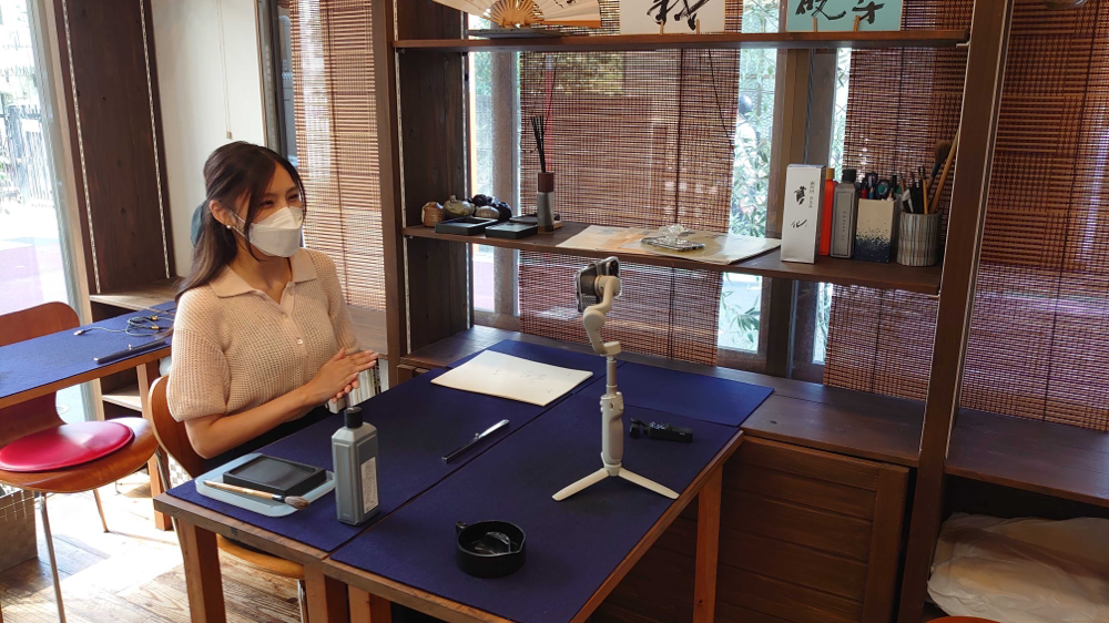 YouTuberのしおんさんが書道体験にいらっしゃいました - 東京