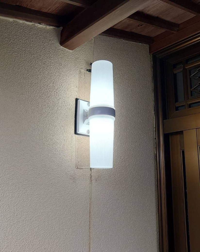 玄関灯をLEDに交換しました