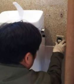 トイレにコンセントを取り付けました。
