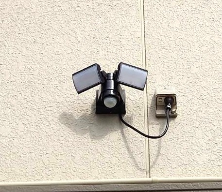 センサーライト及び防水コンセントを設置