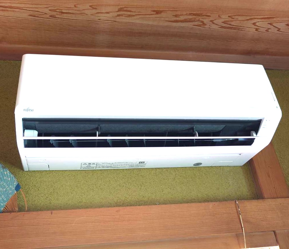 エアコン新設工事　（廊下をまたぐ設置）