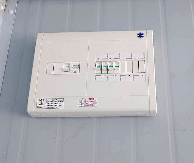 コンテナハウスに電気引込み工事