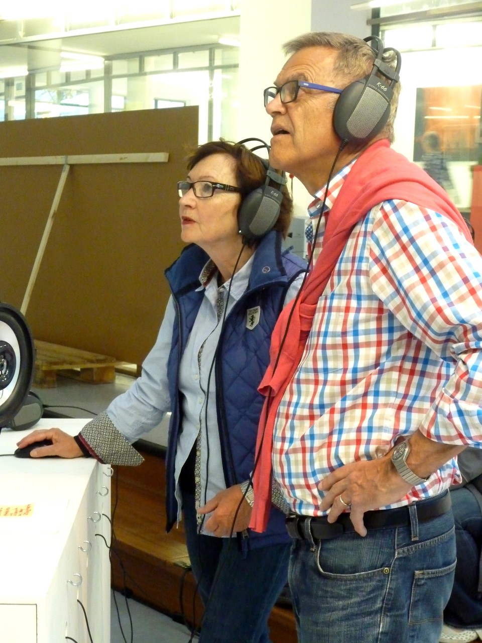 Stadtklang //: Hörorte - Besucher der Ausstellung an der Klangkarte