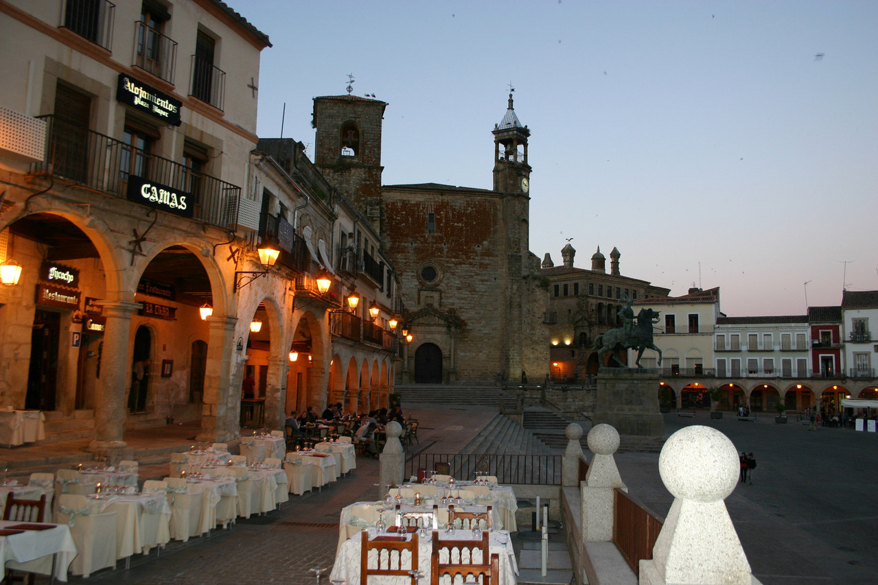Plaza mit einmaliger Abendstimmung: Altstadt von Trujillo
