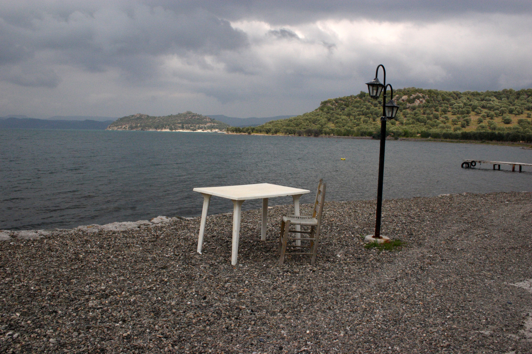 Bei der Taverne ist ein Tisch am Strand, der direkt aus dem Film "Shirley Valentine" stammen könnte