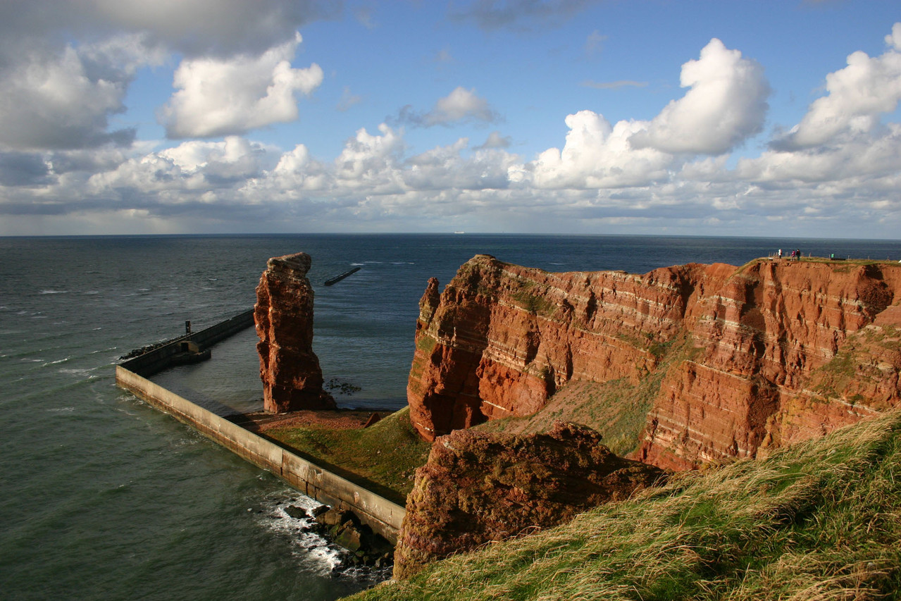 Wahrzeichen von Helgoland: der Lummenfelsen und die "Lange Anna"
