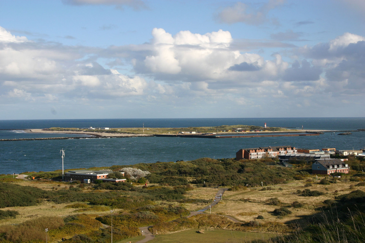 Blick von der Hauptinsel zur "Düne", vorne rechts unser Hotel Kurmittelhaus.