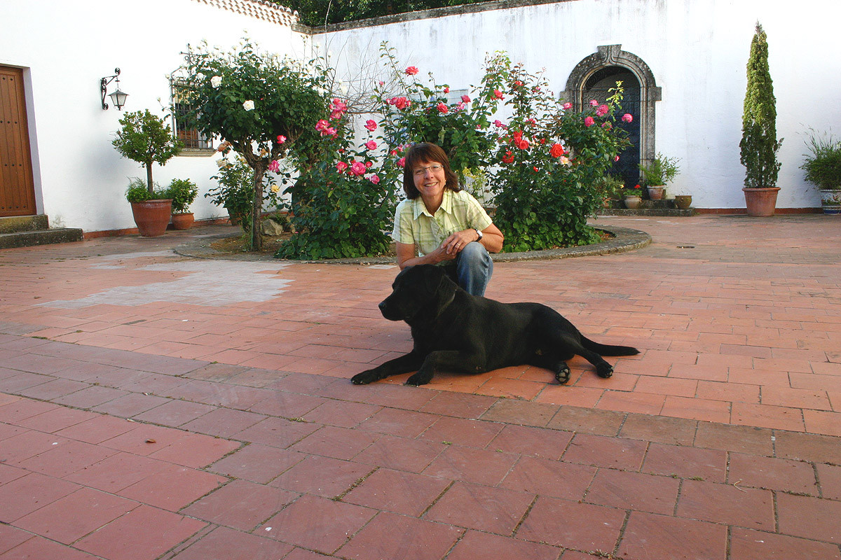 ...Edith mit Hotelhund «Kimmy» im Innenhof...