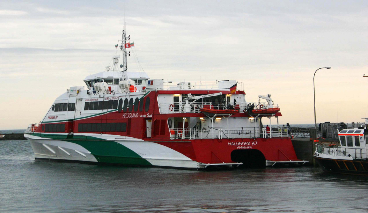 Der Halunder-Jet hat im Fährhafen von Helgoland angelegt.