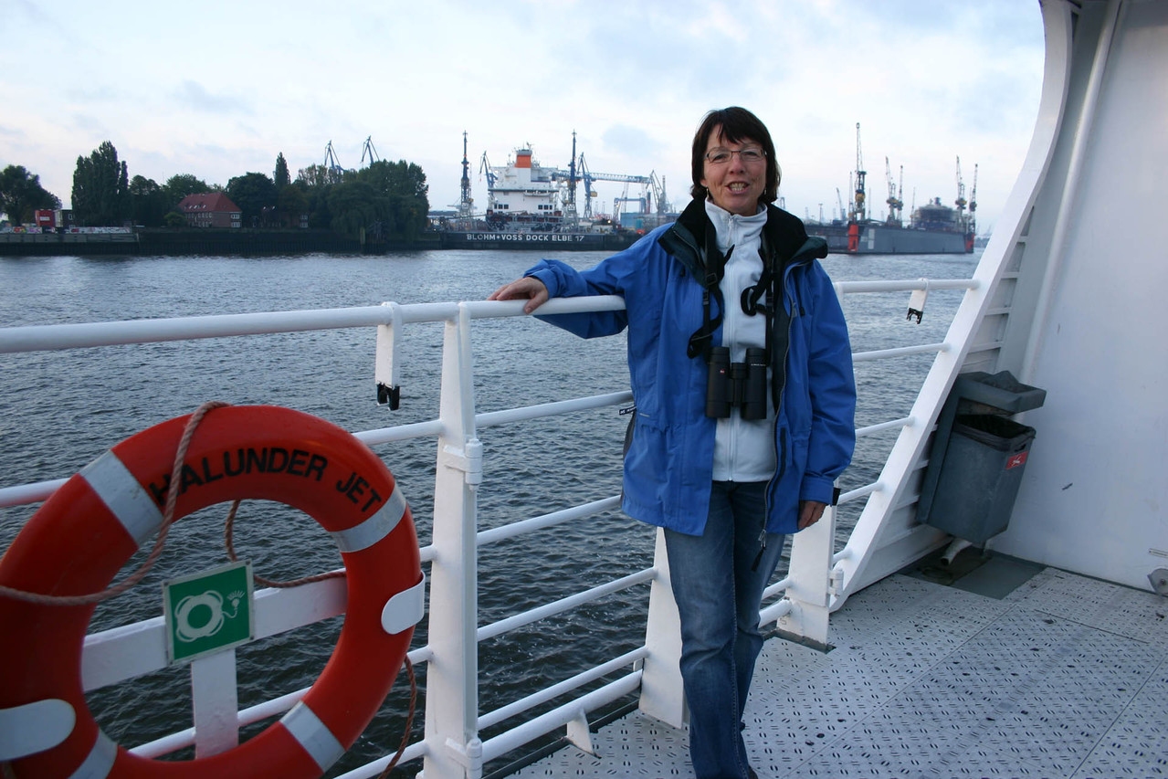 Mit dem Halunder-Jet unterwegs auf der Elbe Richtung Helgoland - Edith ist bereit für Vogelbeobachtungen.