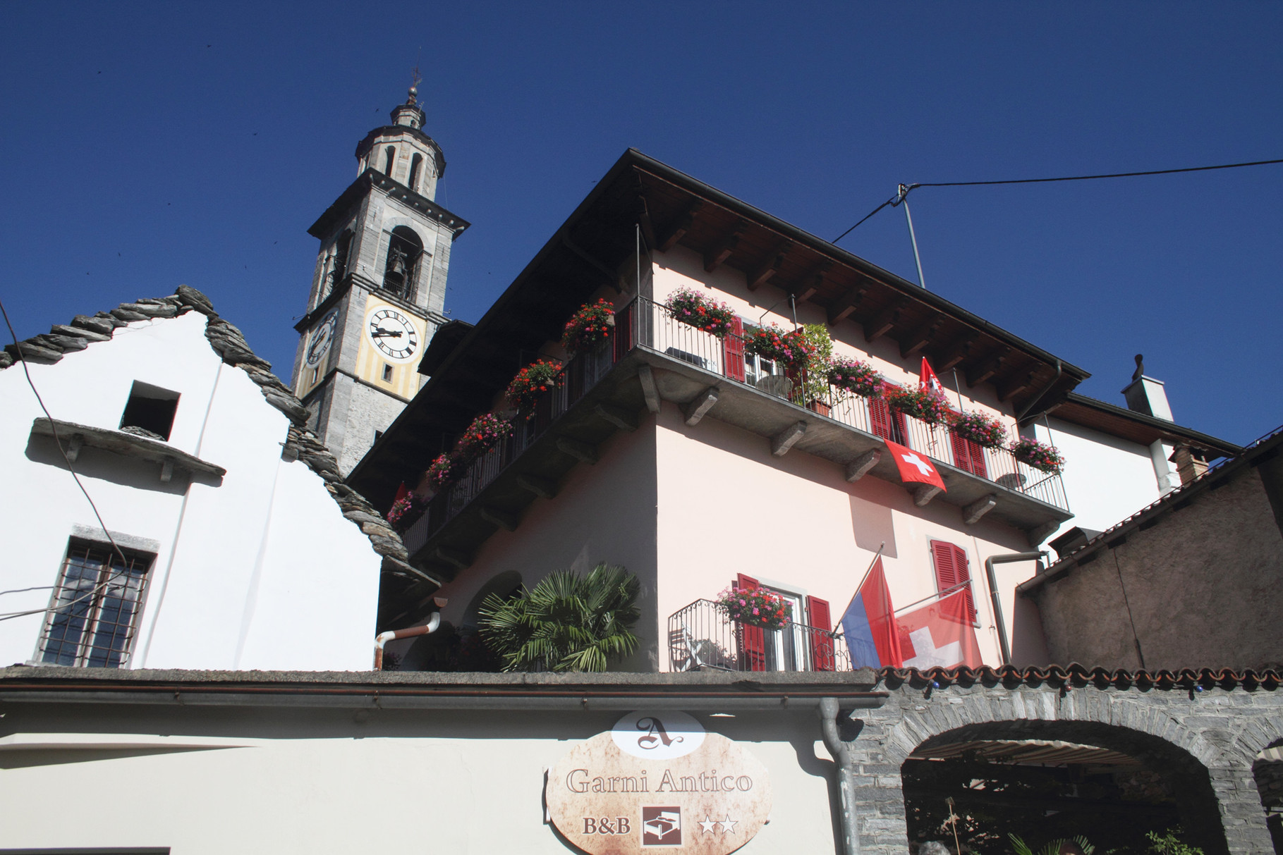 Intragna - der Kirchturm wird ständig von Mauerseglern umkreist