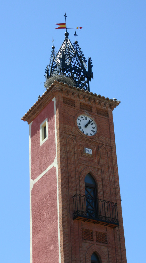 Turm des Rathauses von Oropesa mit Storchennest