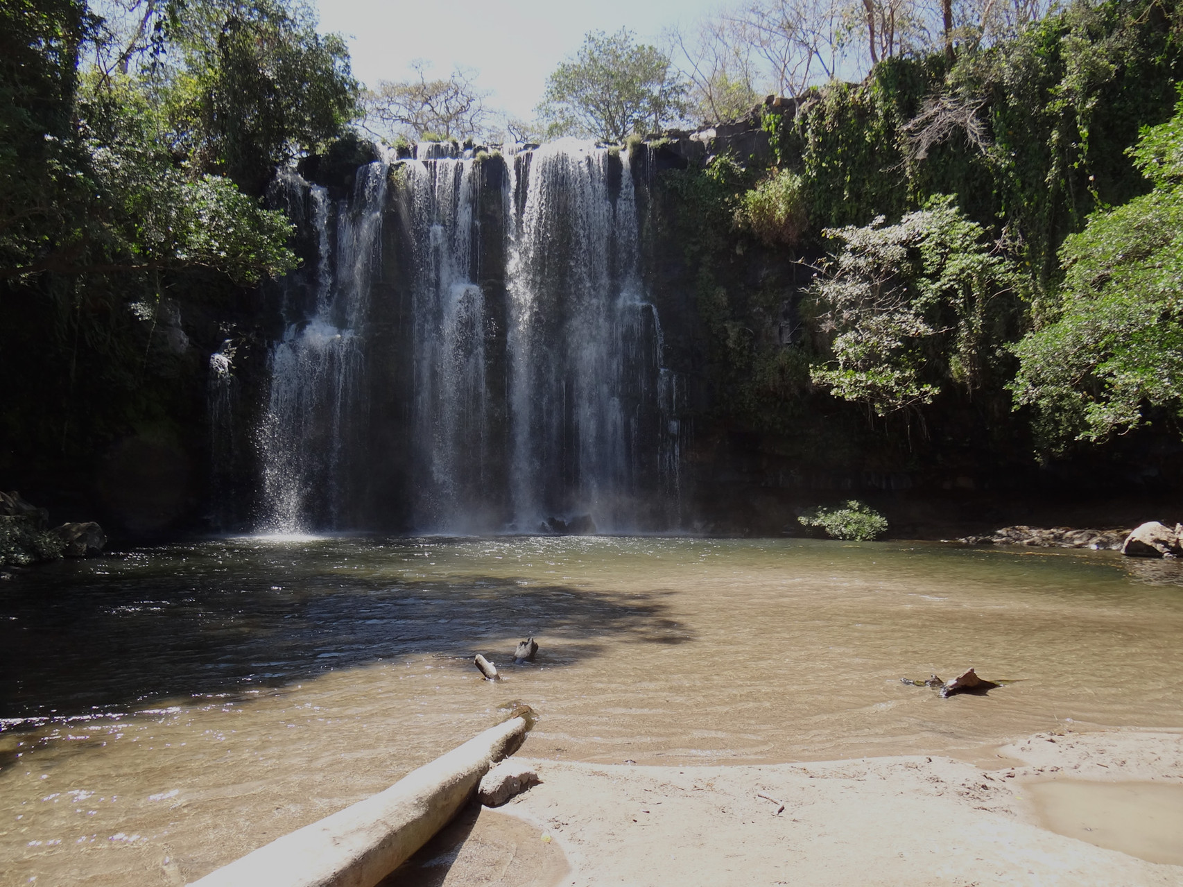 Unterwegs zum Palo Verde Nationalpark, ein schöner kühler Wasserfall