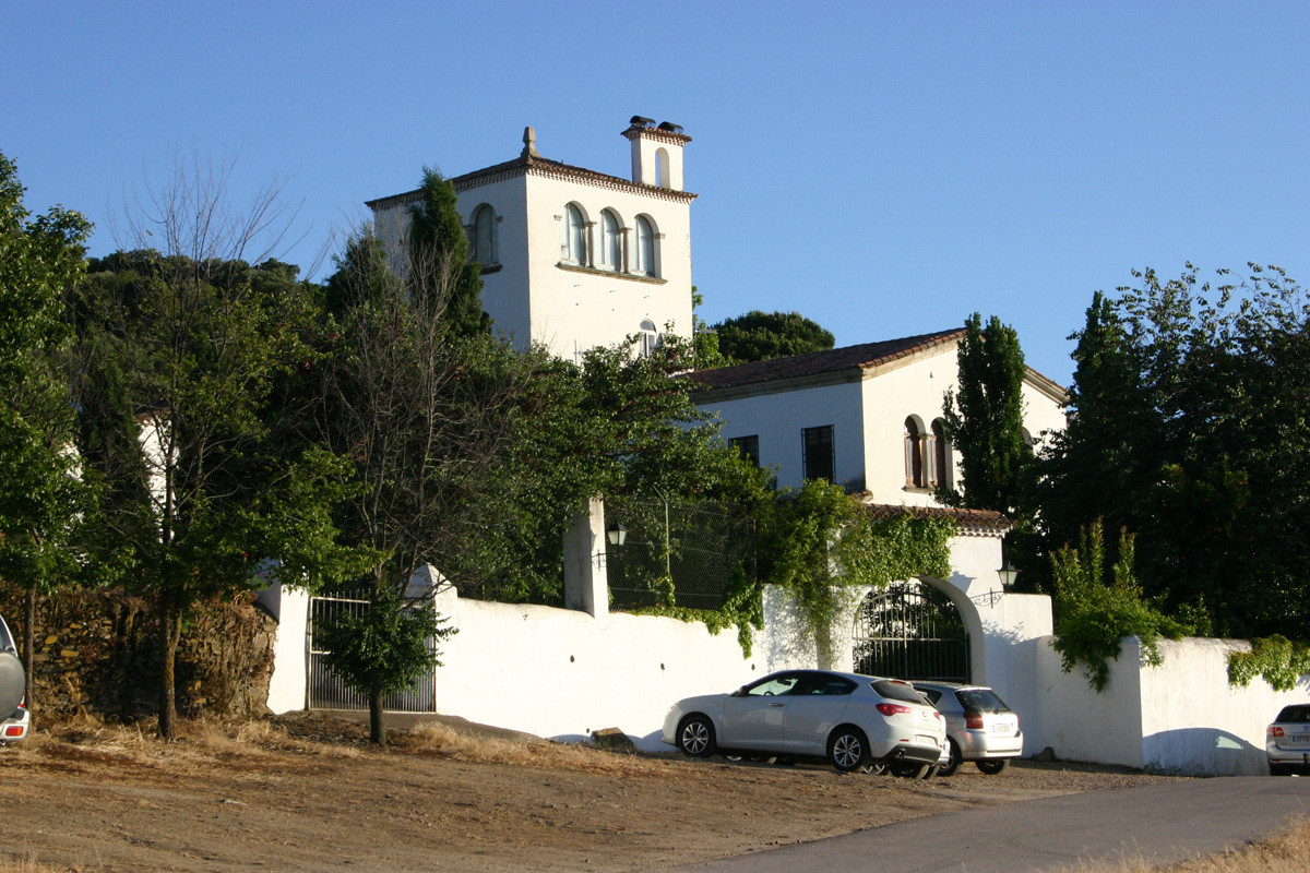 Hotel Viña las Torres, 10km südlich von Trujillo: Aussenansicht mit unserem weissen Alfa Romeo...