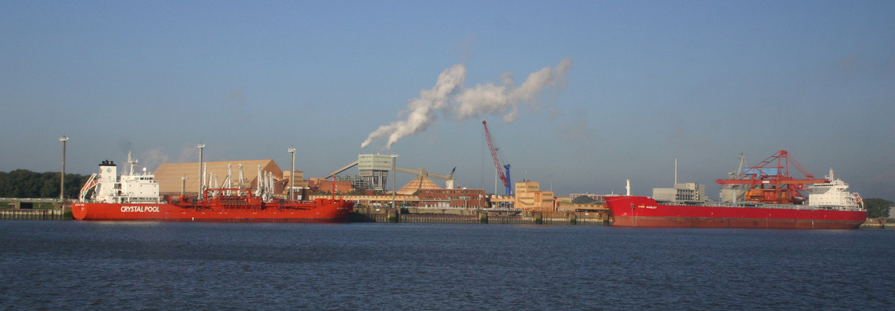 Der Weg nach Helgoland führt über Hamburg, im Hafen ist immer viel Betrieb.