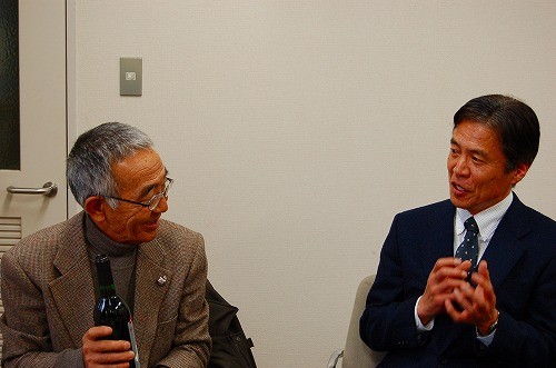 自慢の山ぶどうワインを進呈し、木村さんとワイン談義をする「ひるぜんワイン」の植木社長