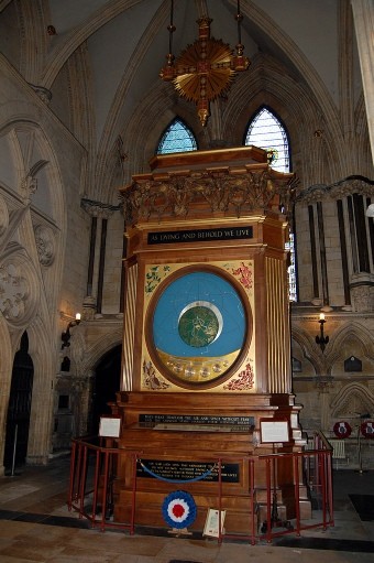 L'horloge astronaumique de la cathédrale d'York avec la chasse du livre des pertes de la RAF