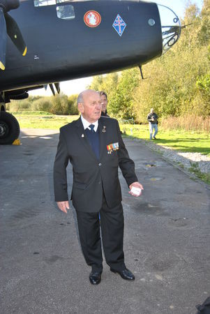 Camille  lors de sa dernière visite à Elvington devant le Halifax