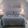 chambre avec 1 lit de 160 x 200 et 1 lit de 90 x 190 à l'étage