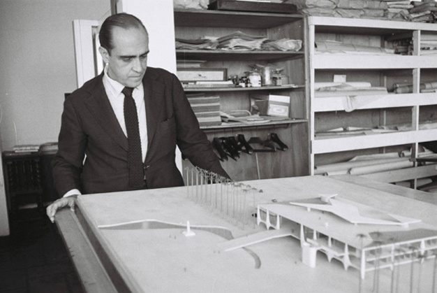 Oscar Niemeyer ed un plastico 