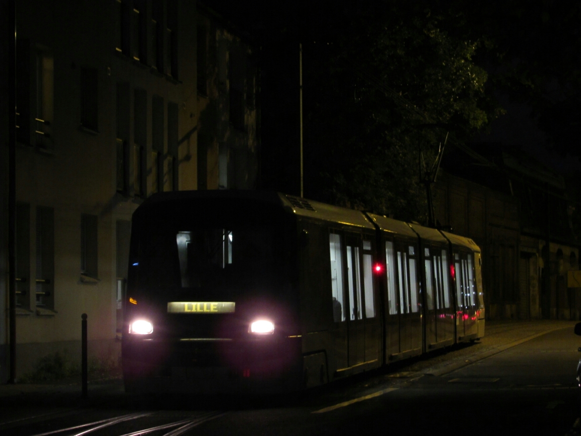 Tramway du réseau Transpole rue Chanzy à Tourcoing Centre