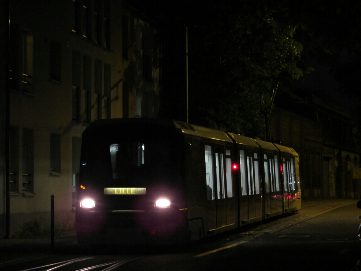 Tramway du réseau Transpole rue Chanzy à Tourcoing Centre 